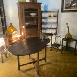 Hanging shelf for dishes