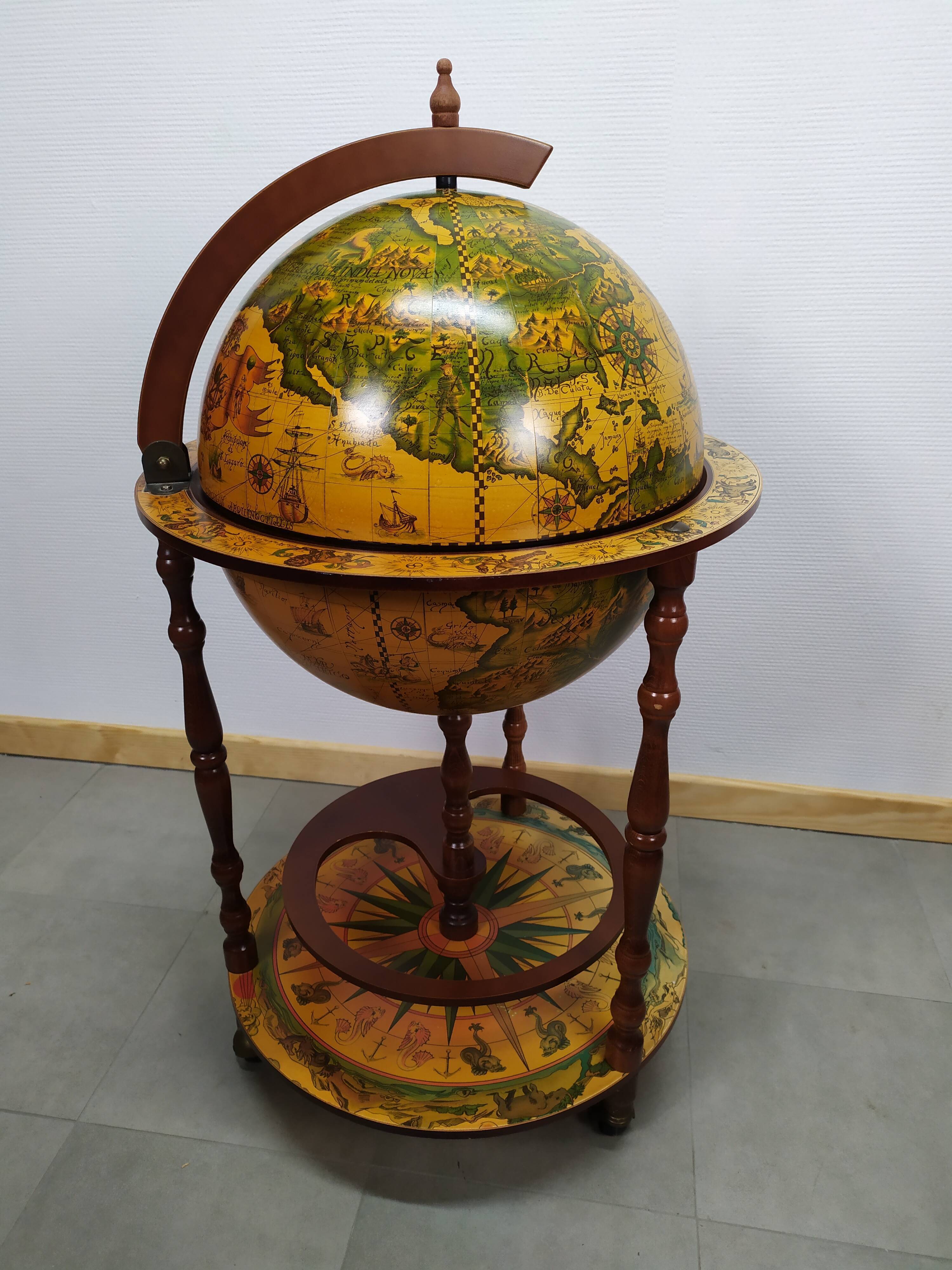 Meuble bar globe en bois sur roulette