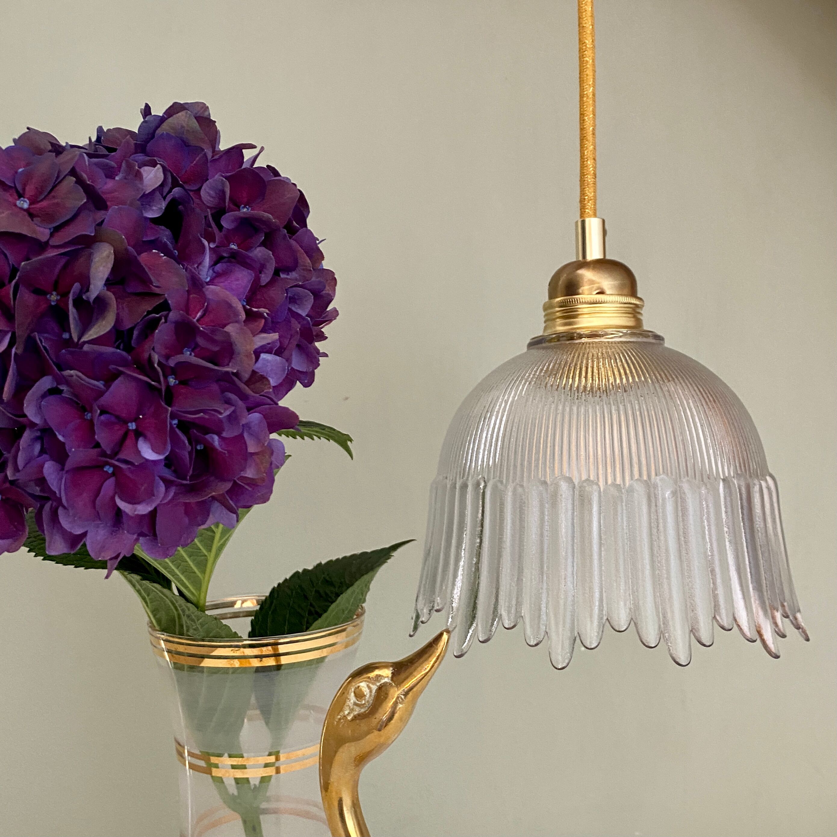 Suspension tulipe vintage en verre strié