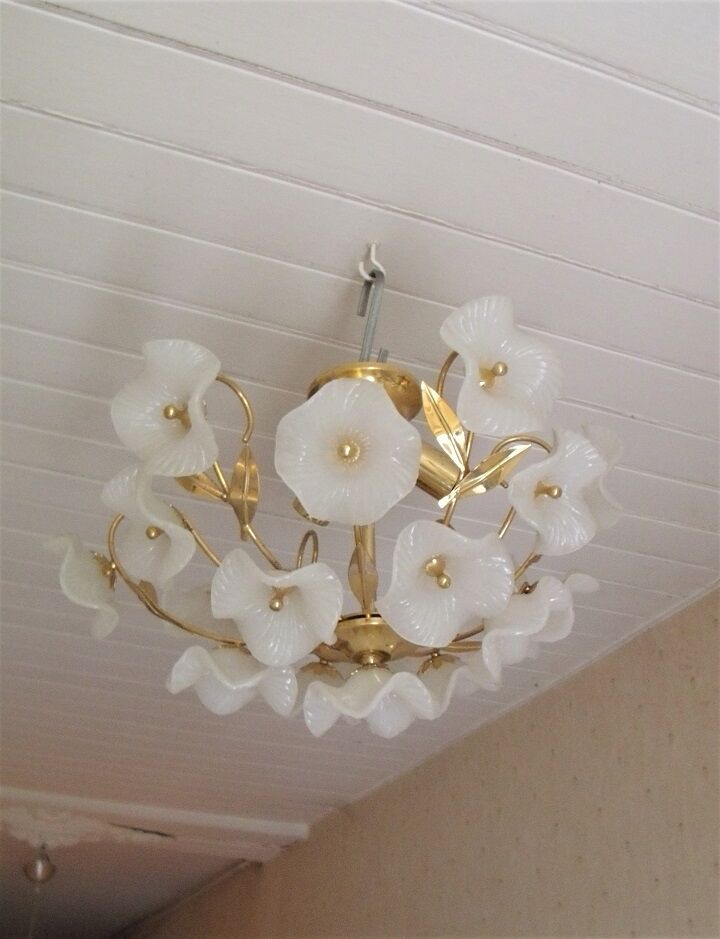 Ceiling light with opaline flowers and gilded metal