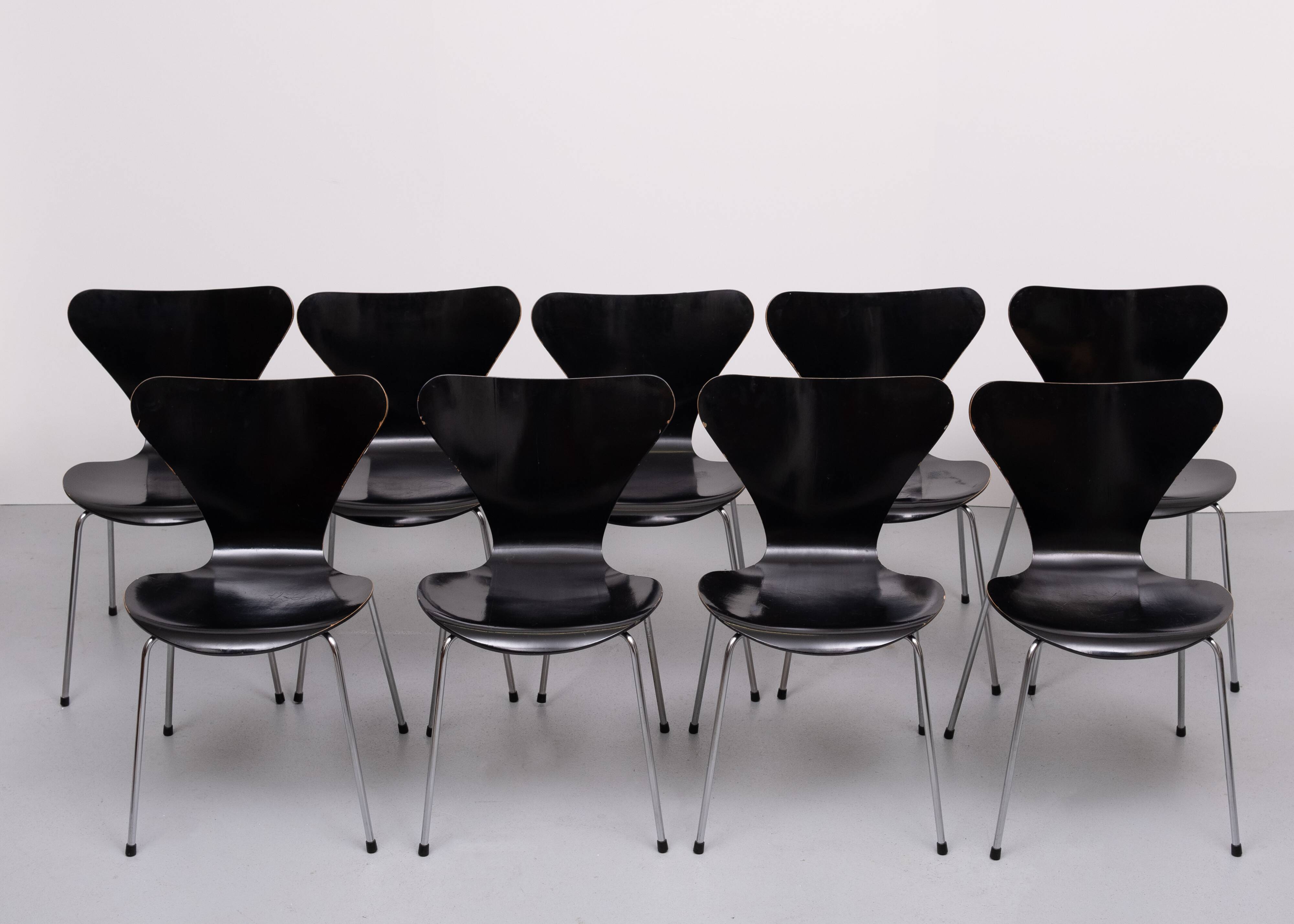 Vintage set of 3107 butterfly chairs designed by Arne Jacobsen for Fritz Hansen.
