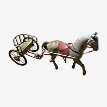 Cheval à pedale en tôle avec char ‘’sulky’’