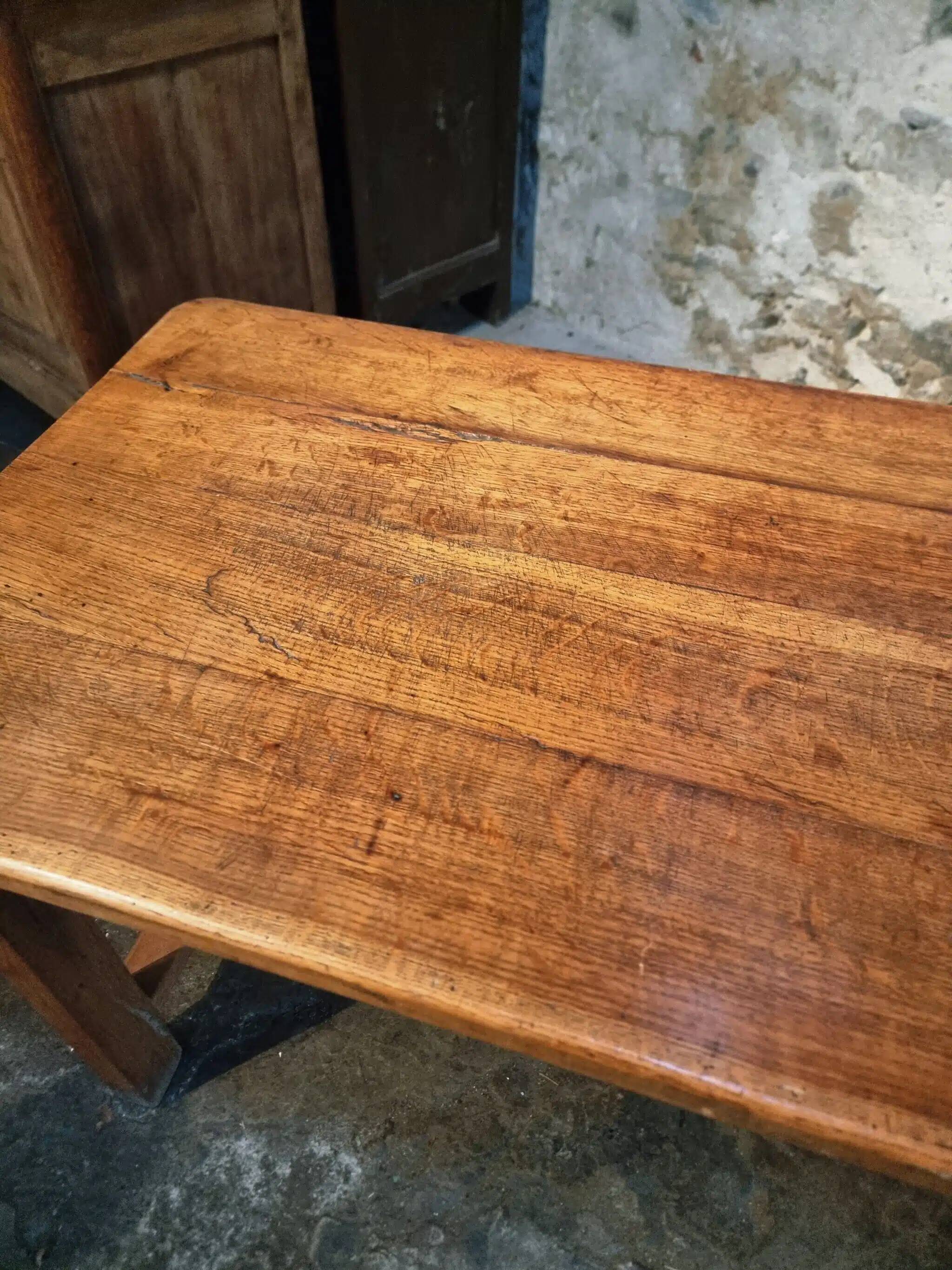 Table vintage en chêne français avec finition vernie d'origine