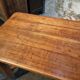 Table vintage en chêne français avec finition vernie d'origine