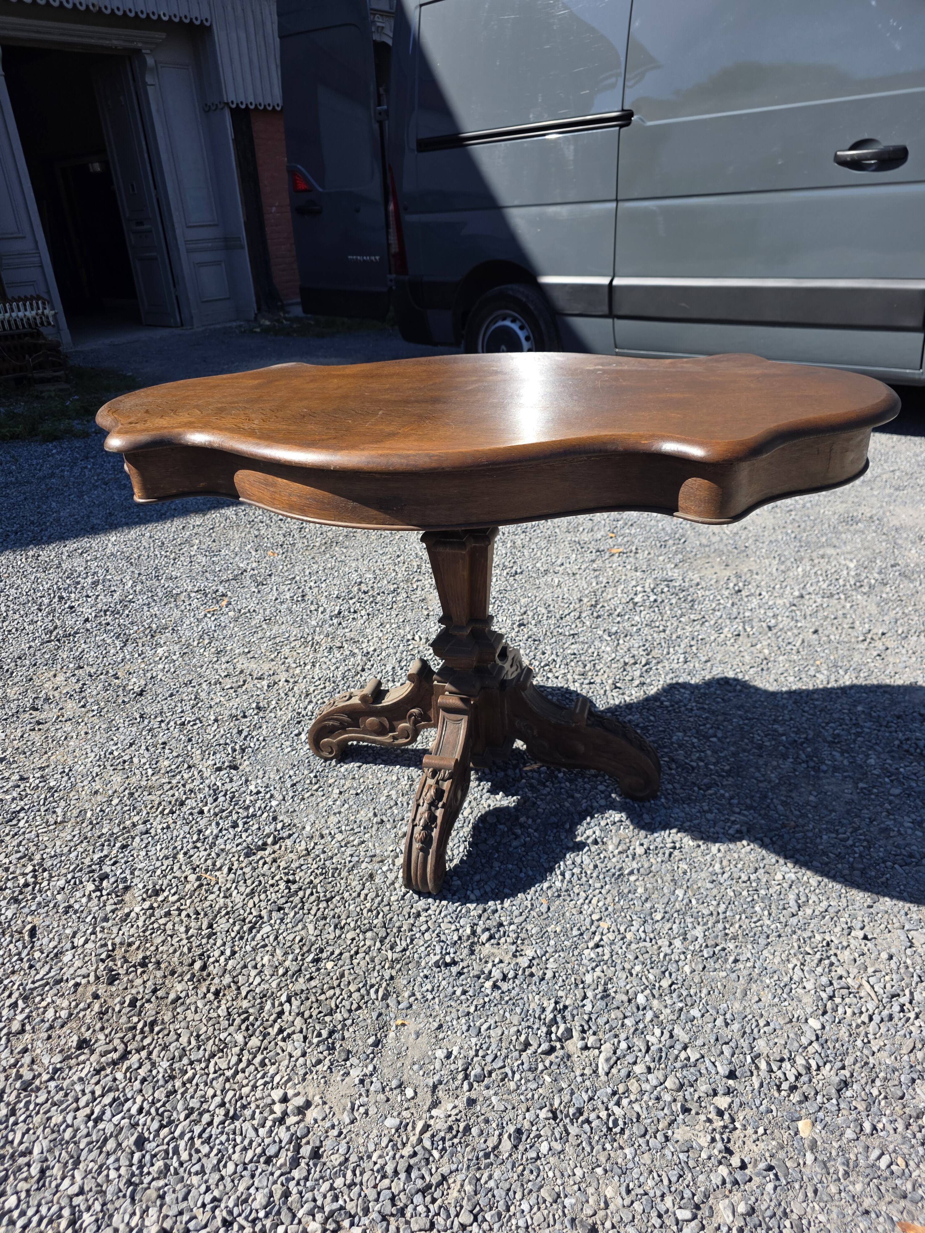 Antique round table in solid oak