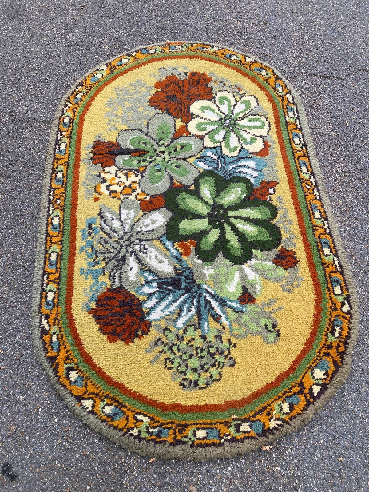 Vintage oval rug from the 70s - Pop flower patterns in green & mustard 185x115.