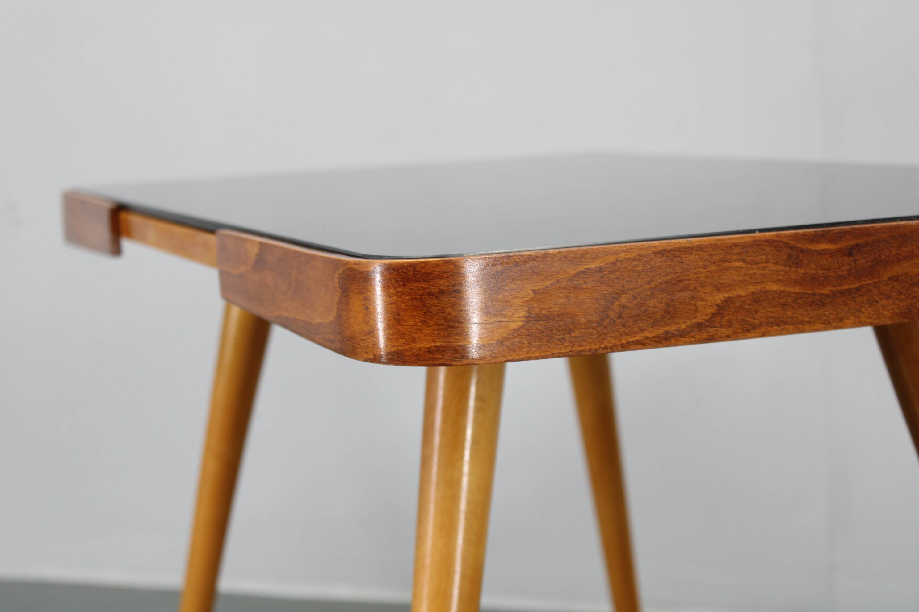 Table basse en hêtre et en verre opaque, années 1960, Tchécoslovaquie