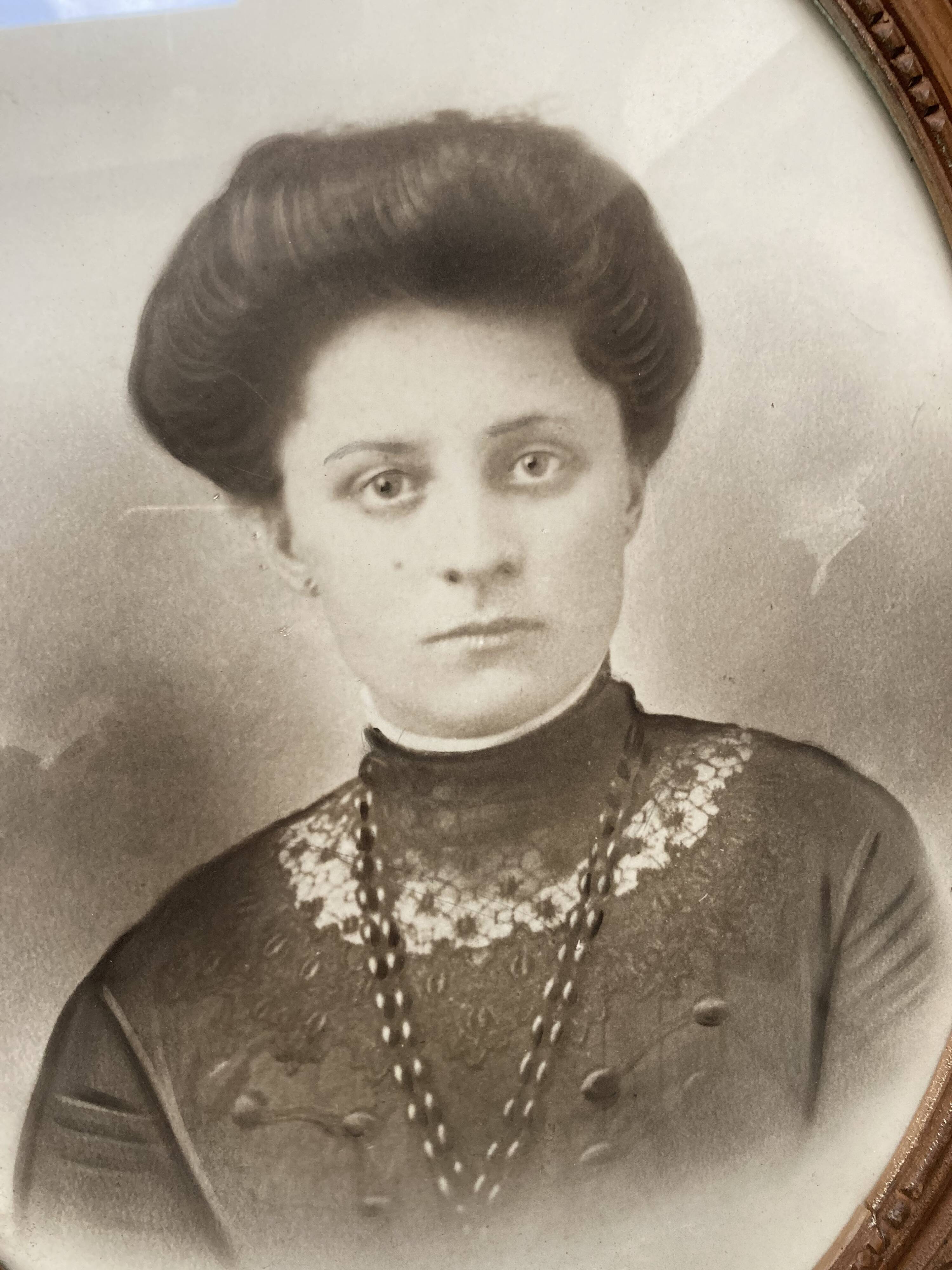 Pair of portraits of a couple in a 1900s knotted frame