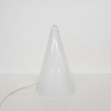 Lampe de table pyramidale en verre de lait « Teepee » par SCE France