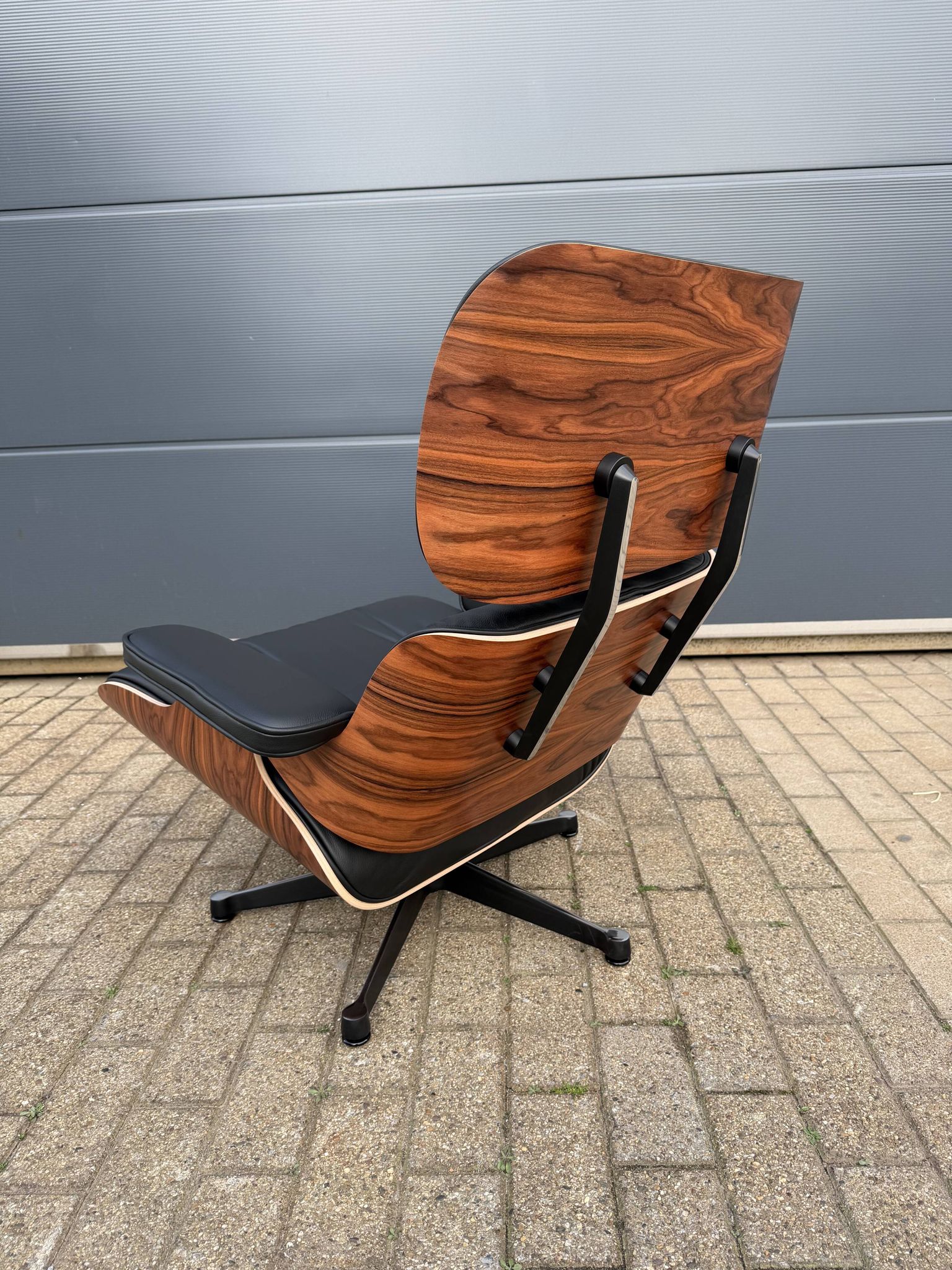 Vitra Eames Lounge chair XL + Ottoman, Zwart leder & Santos Palissander