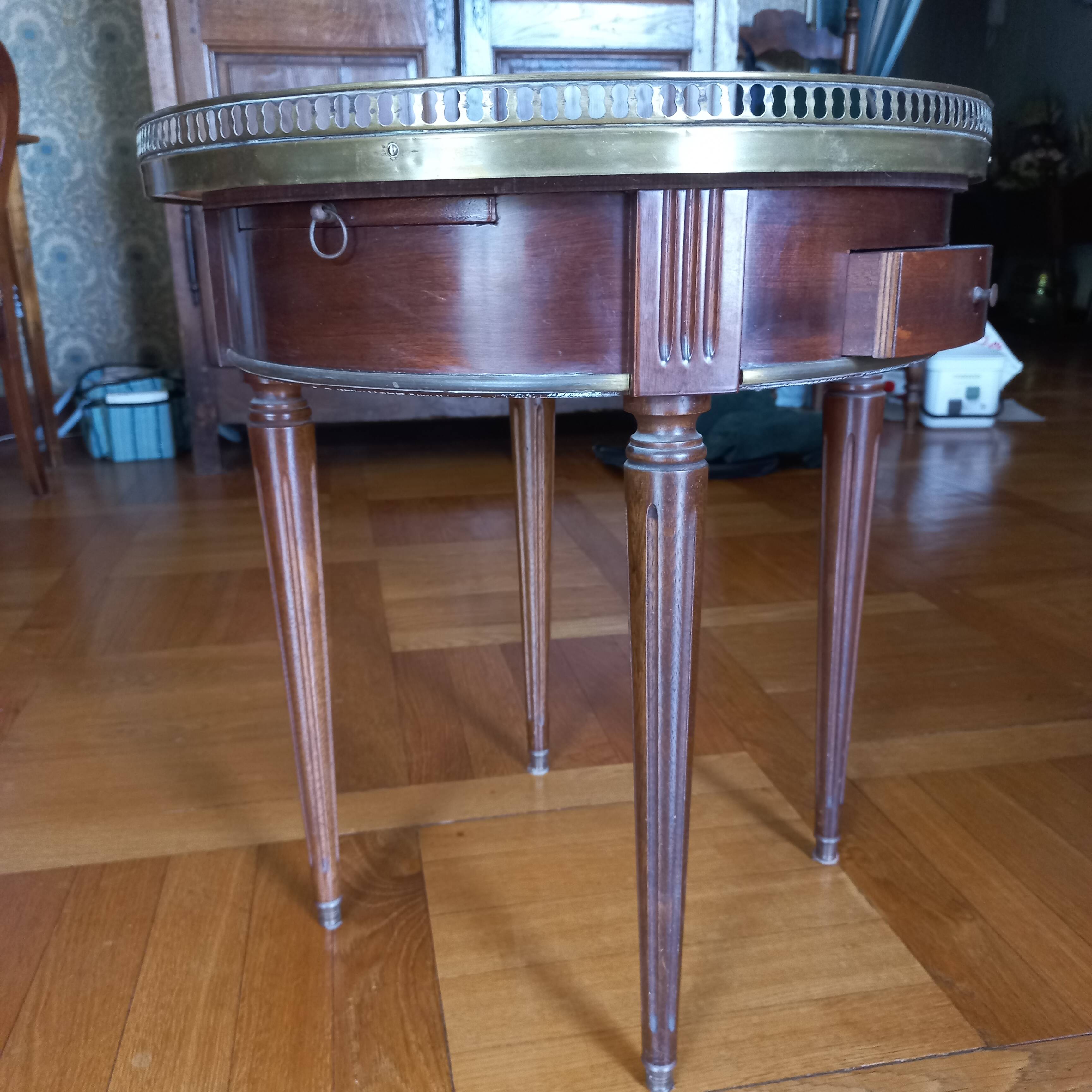 Hot water bottle pedestal table