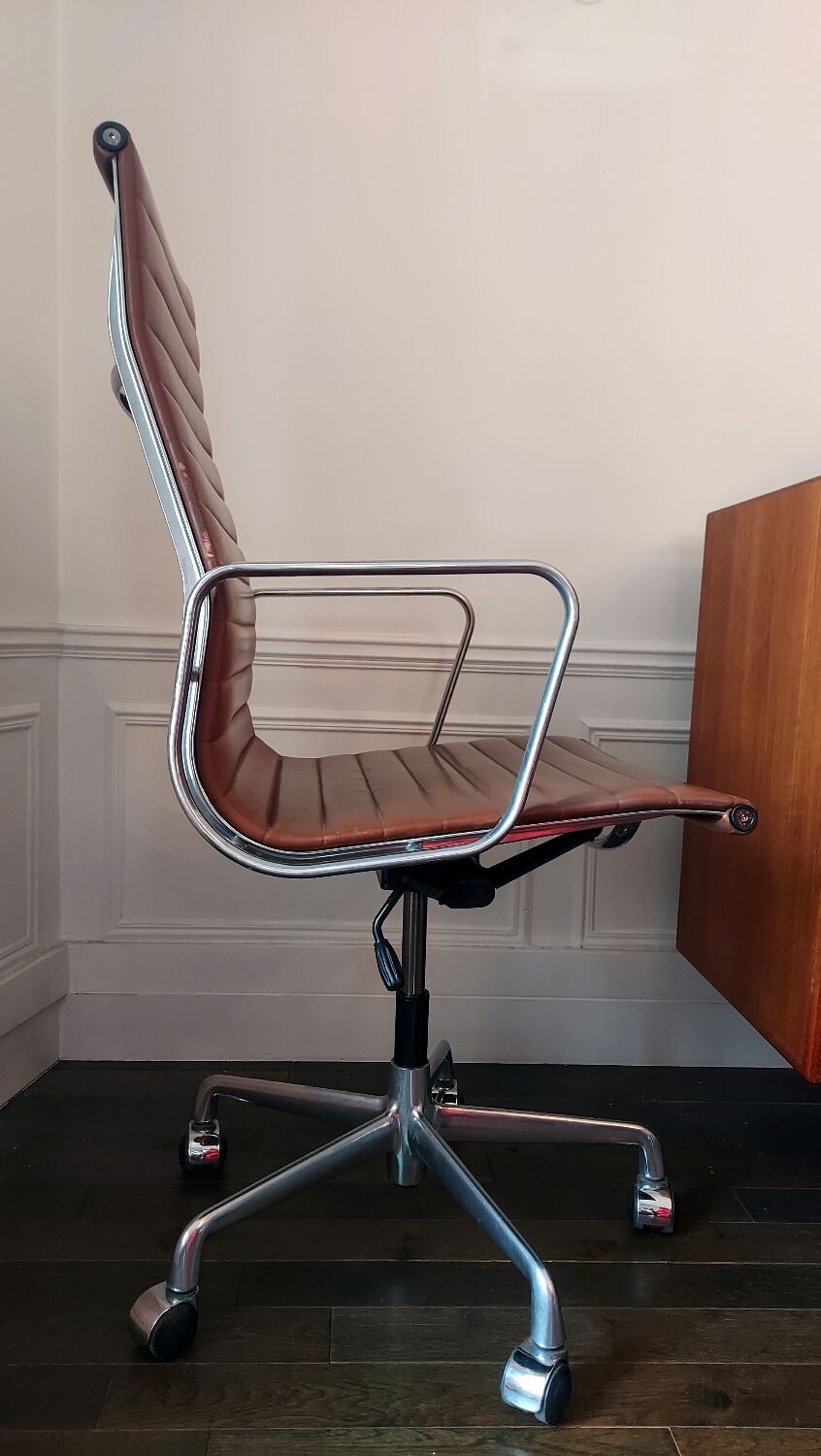 Vintage Eames EA 119 Armchair – High-End Vintage Replica – Alumi