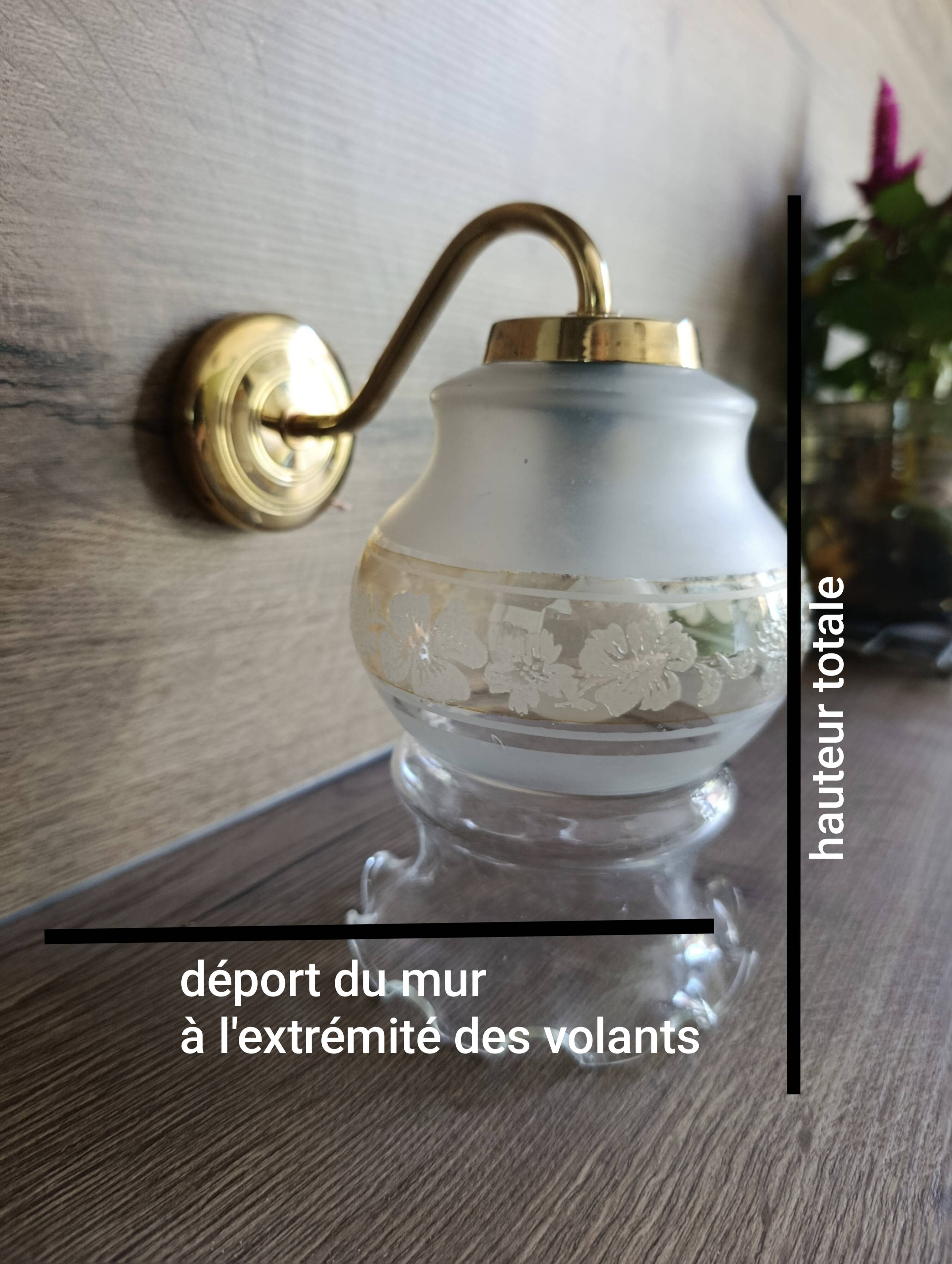 Pair of vintage wall lights in engraved glass & gold metal — Romantic elegance