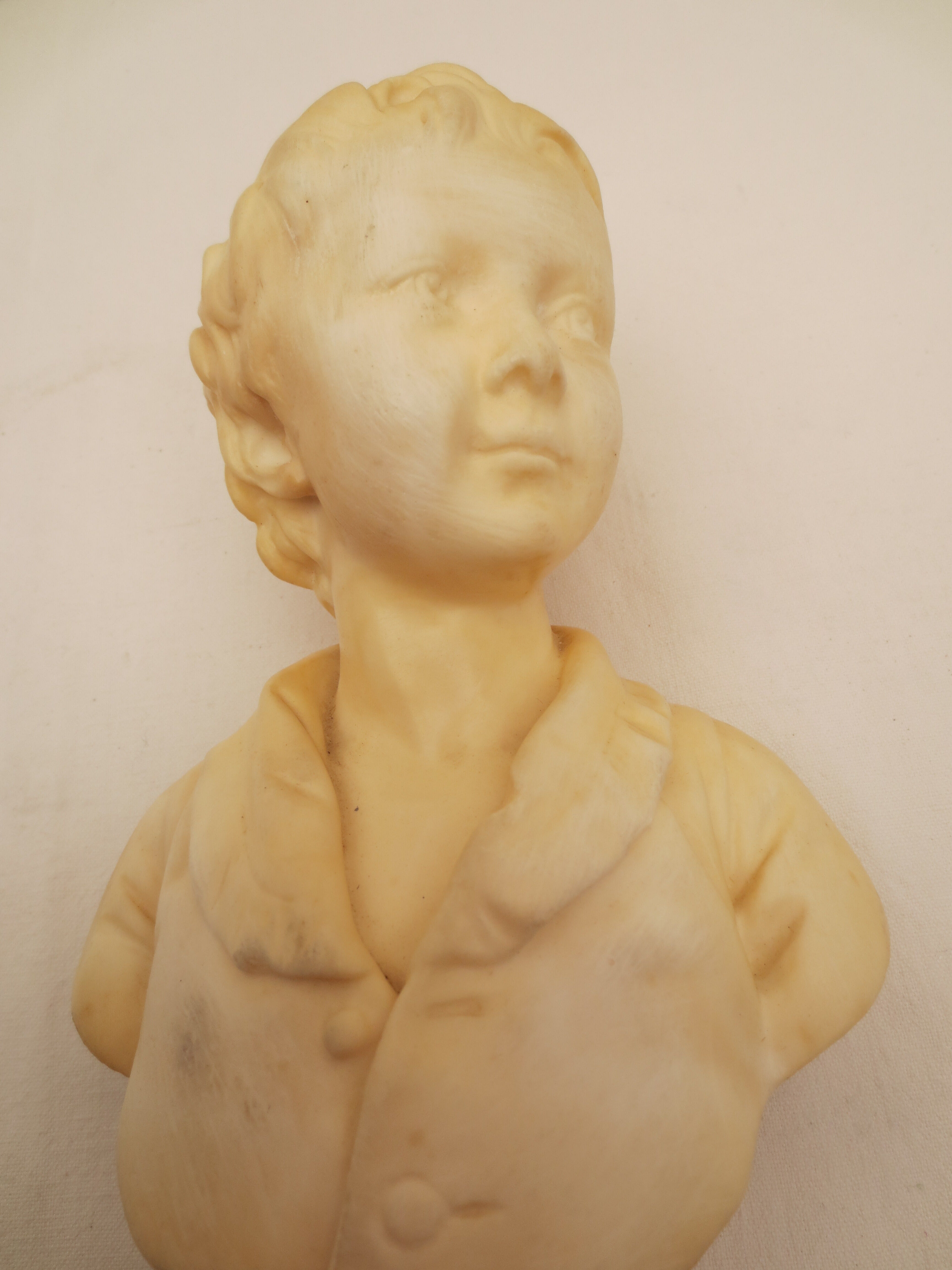 ancien buste de jeune enfant en marbre couleur ivoire sur socle noir en marbre