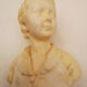 ancien buste de jeune enfant en marbre couleur ivoire sur socle noir en marbre