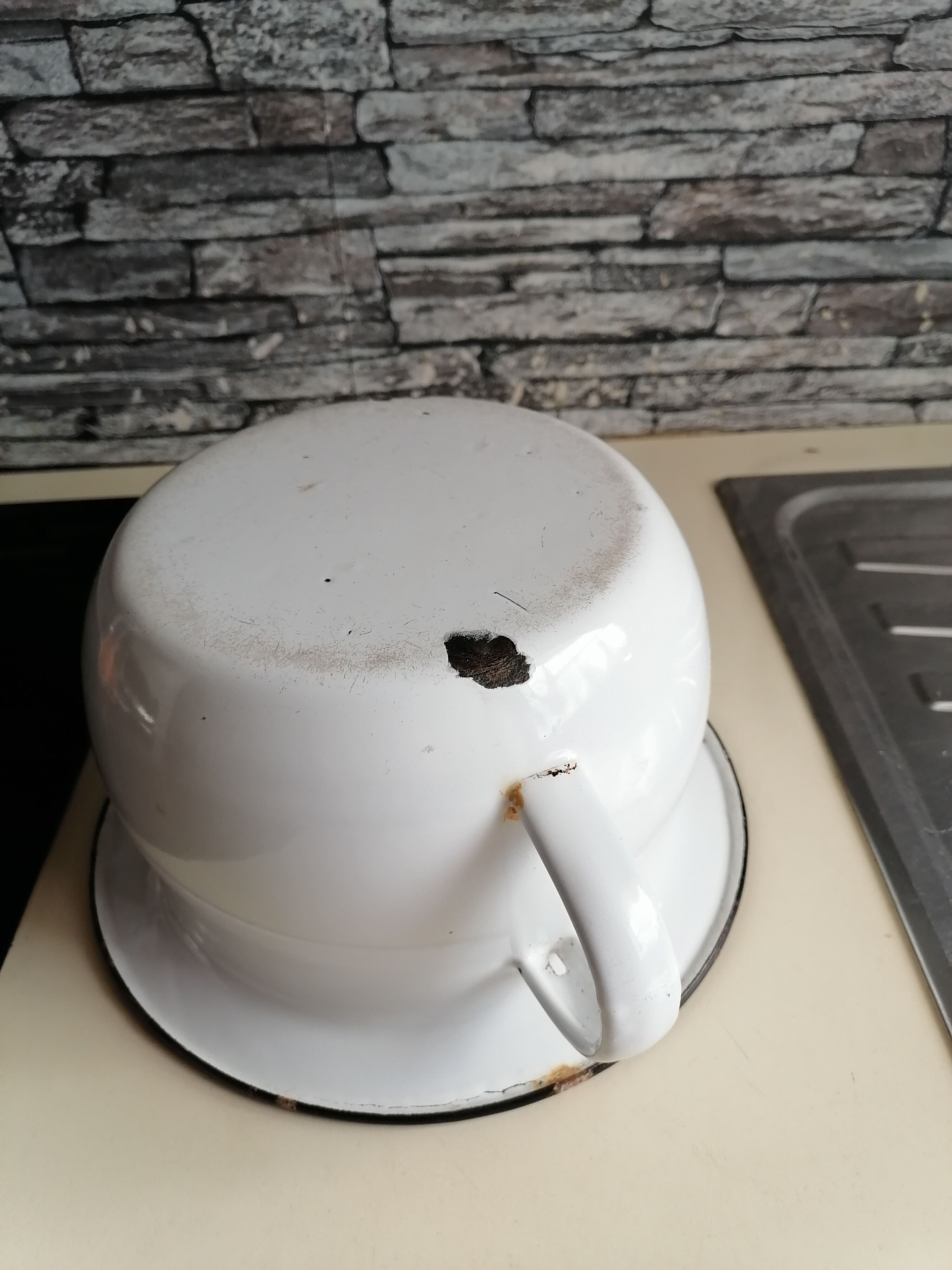 1900 white enamelled pot