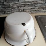 1900 white enamelled pot