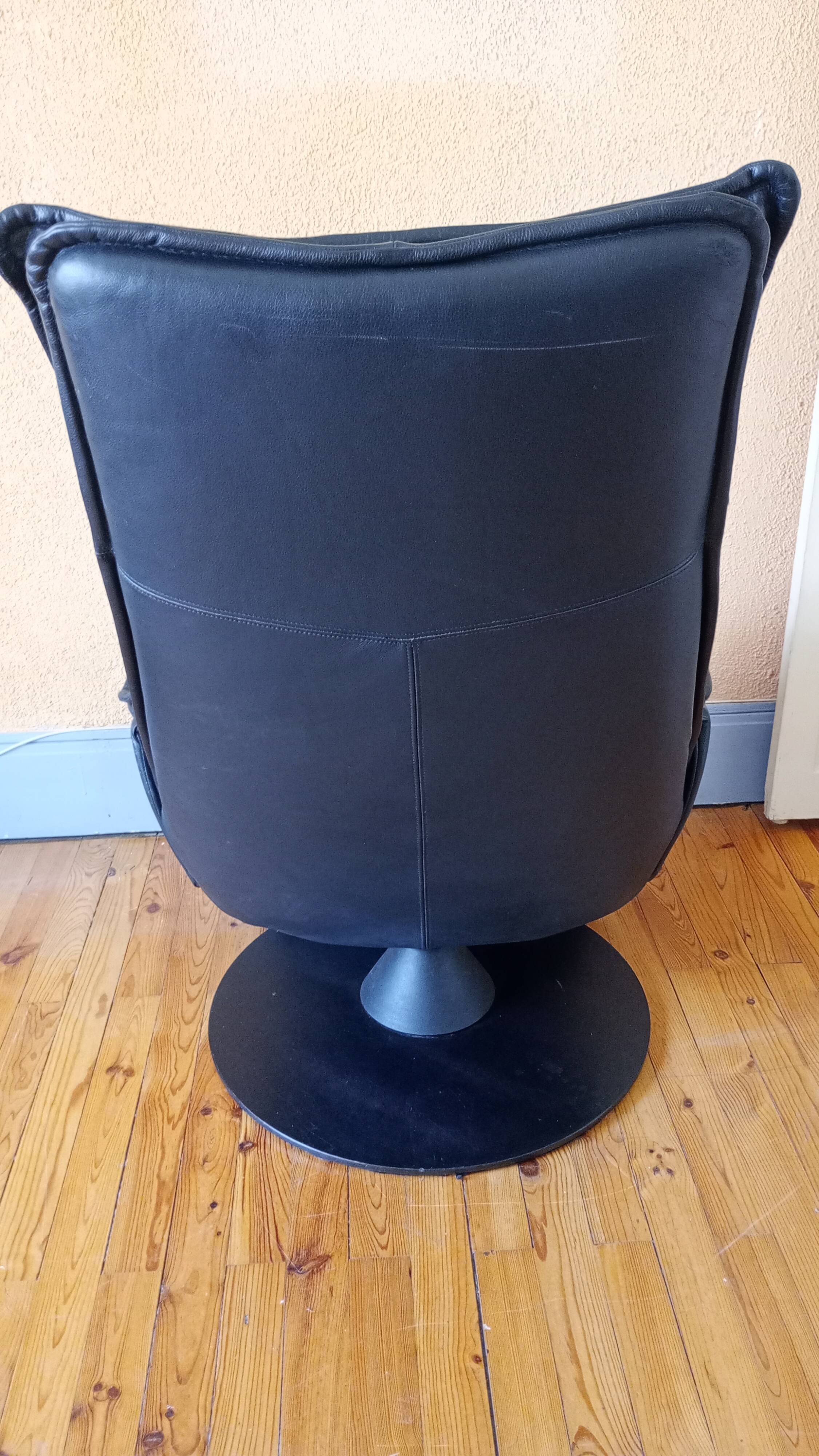 Armchair by designer Hjellegjerde. Contura Zero Gravity model for Modi.