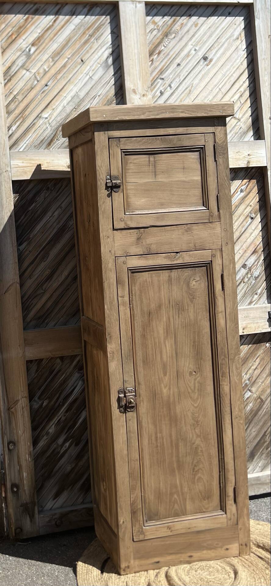 Bonnetiere / armoire étroite ancienne en chêne massif brut