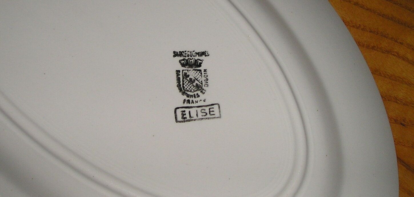 Oval dish in Sarreguemines earthenware, Elise model (36.5 x 24.2 cm)