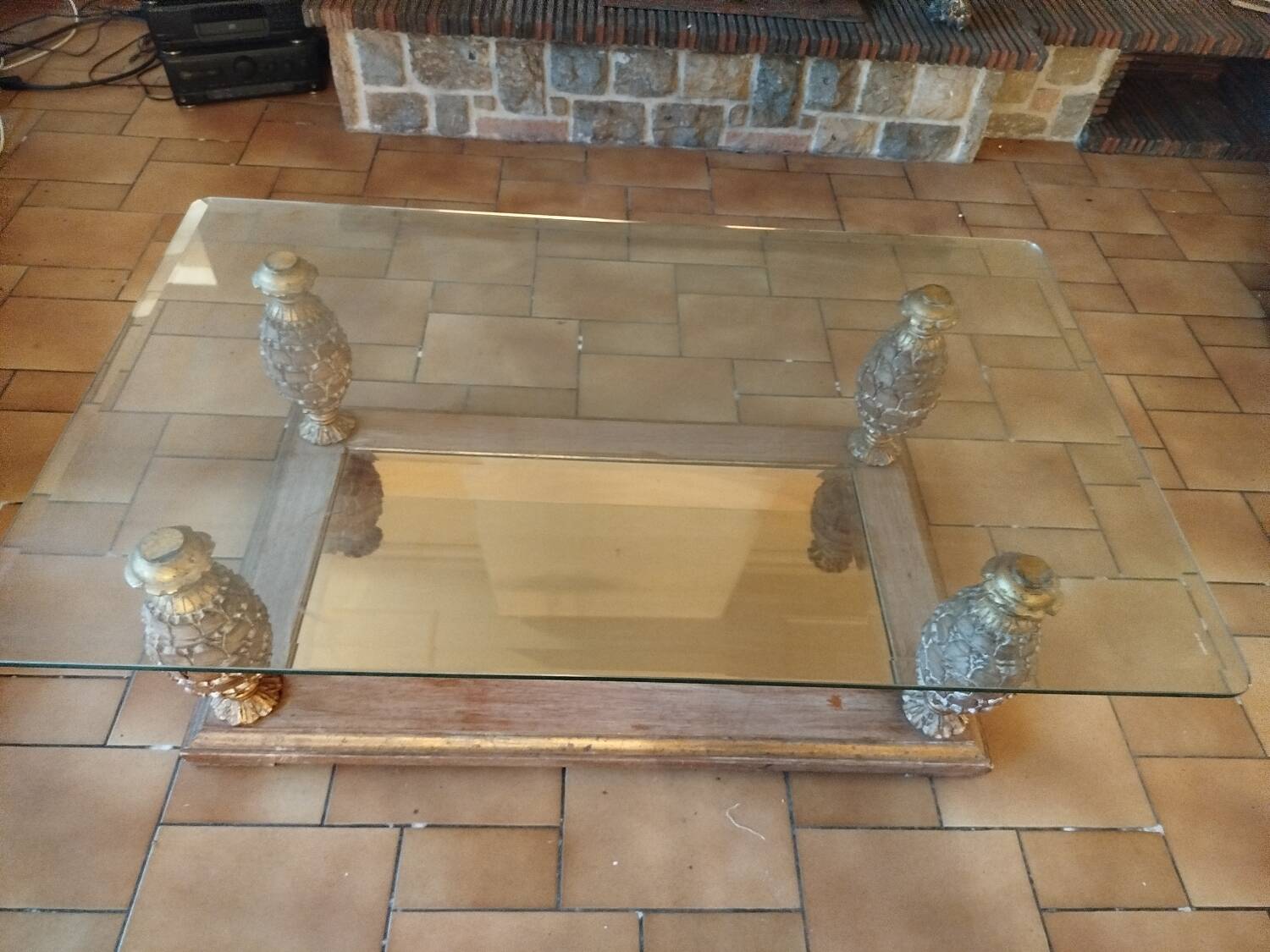 Table basse en verre biseauté , pieds ananas .