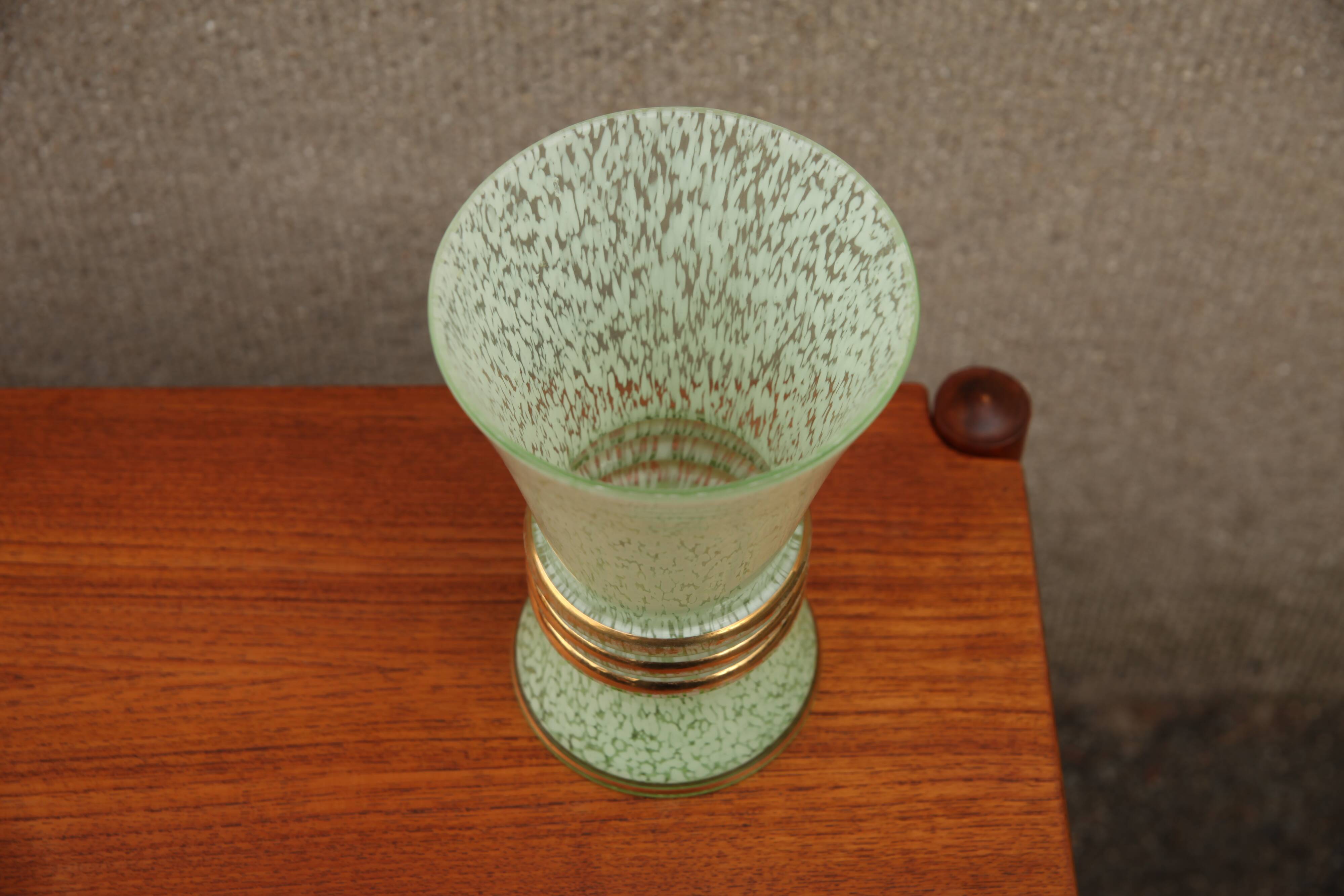 Vase vert d'eau moucheté à réhauts d'or circa 1970
