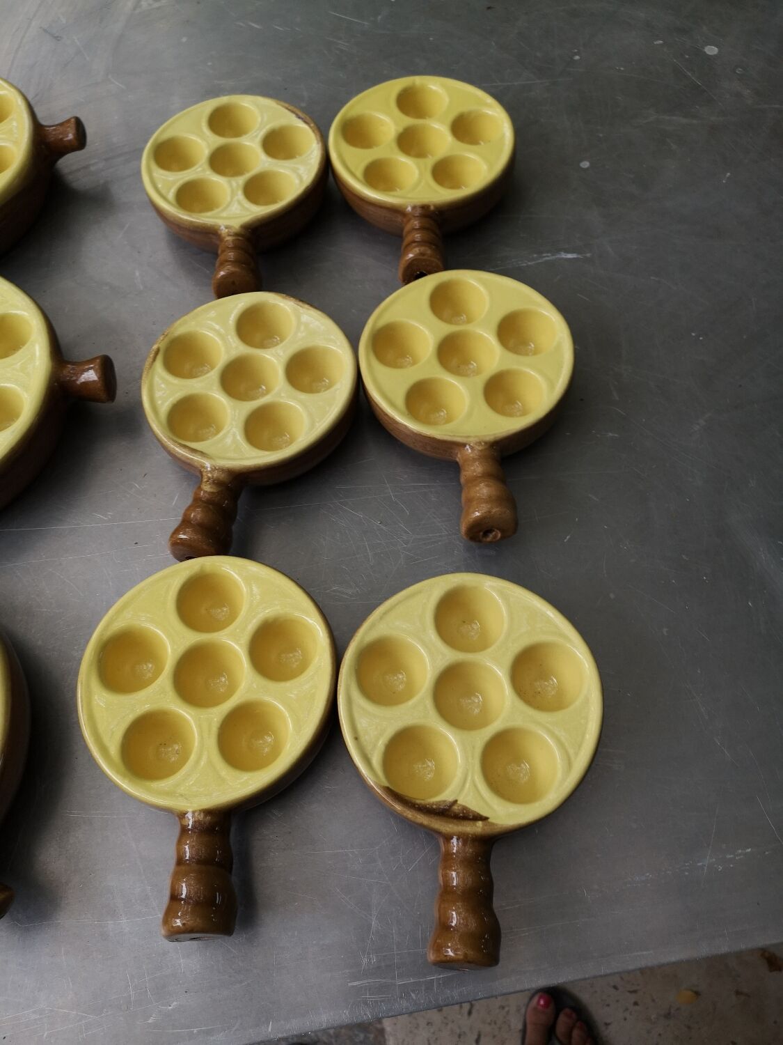 Porcelain snail pans