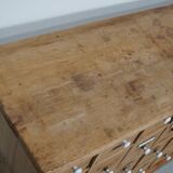 Armoire d'apothicaire allemande antique en pin avec boucliers en émail, années 1900