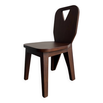 chaise brutalisme rétro en bois massif foncé