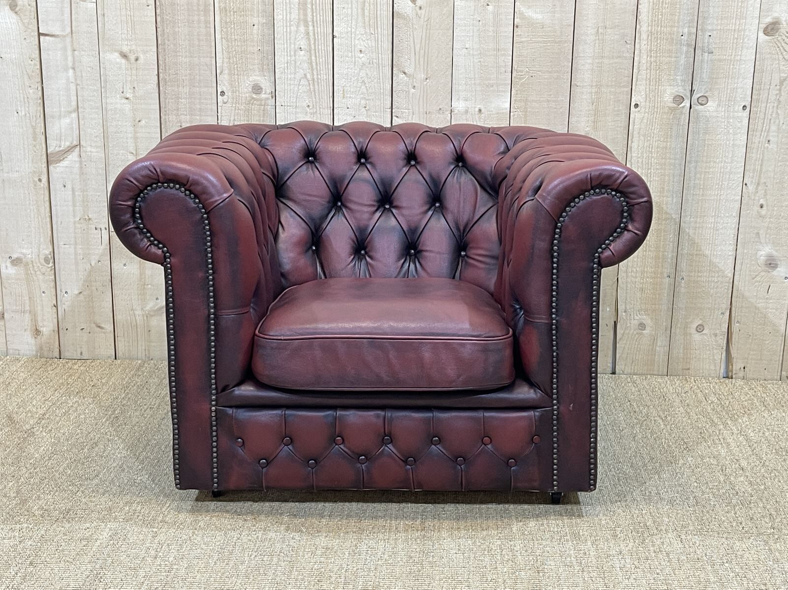 Chesterfield armchair in red leather from the 1980s