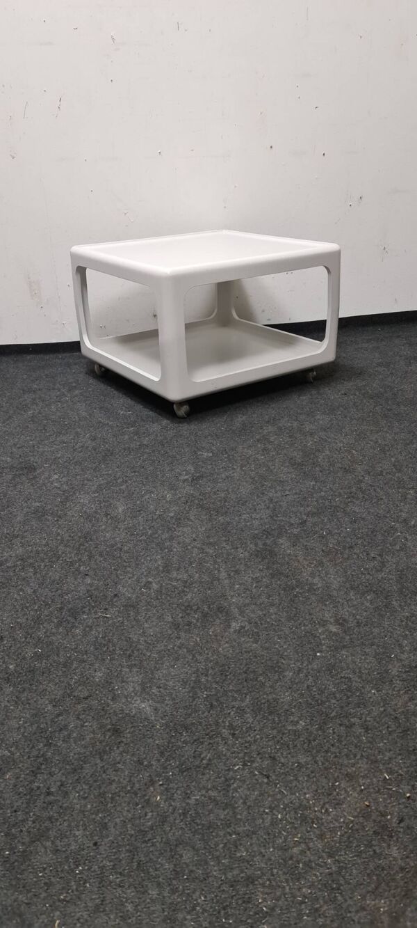 Table d'appoint ou table basse cubique blanche vintage sur roulettes