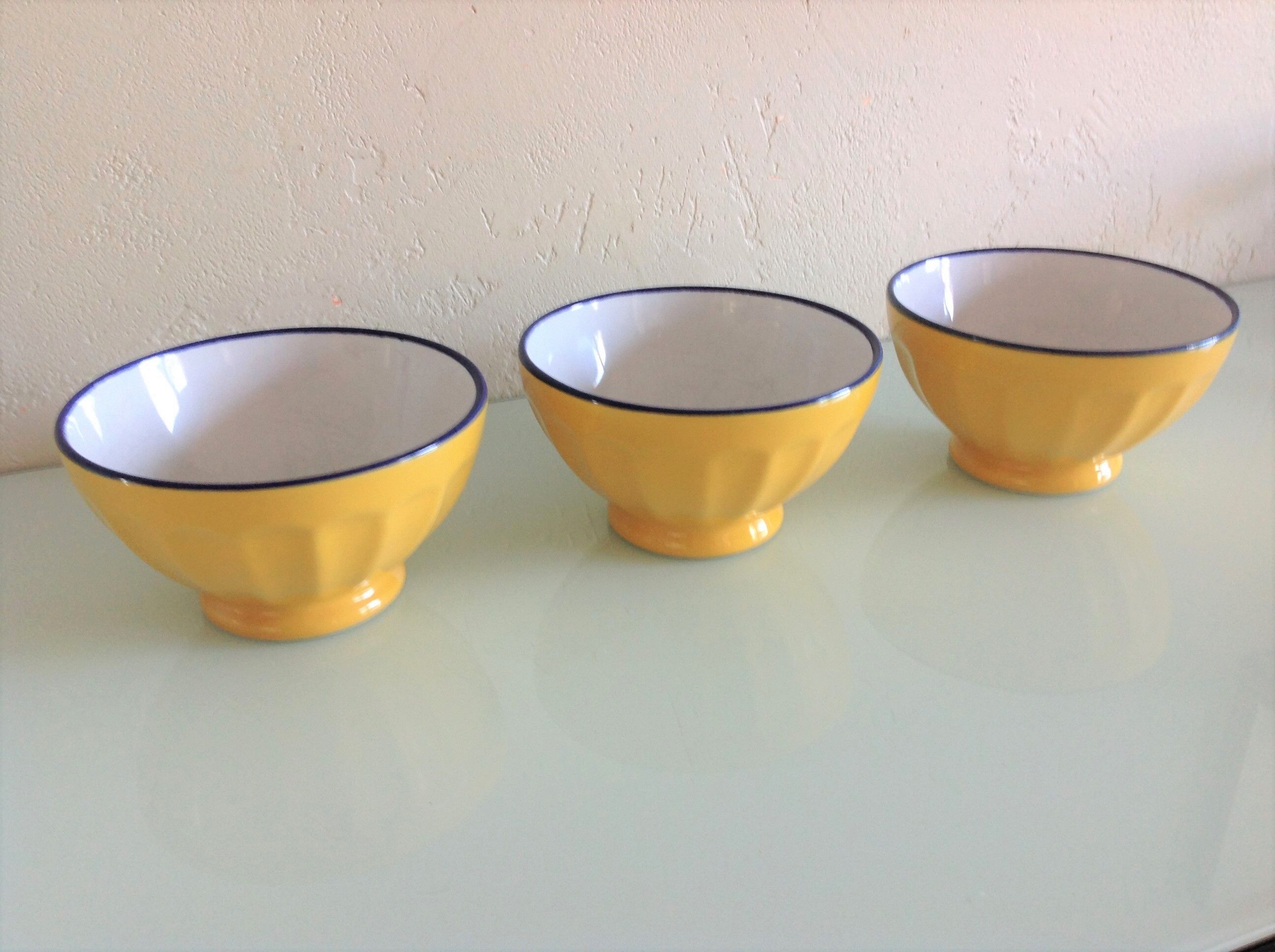 Suite of three yellow ribbed bowls with blue / vintage 70s border