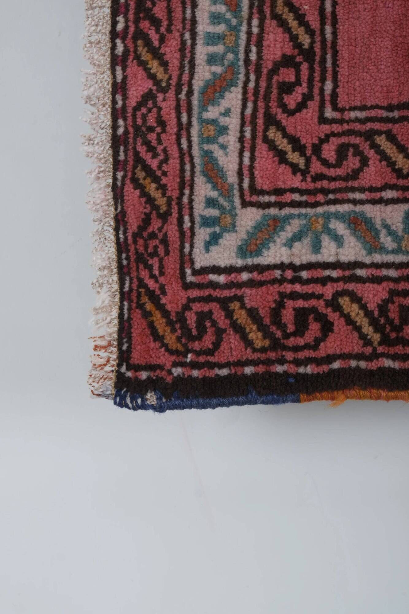 Vintage handmade Turkish rug 120x199 cm