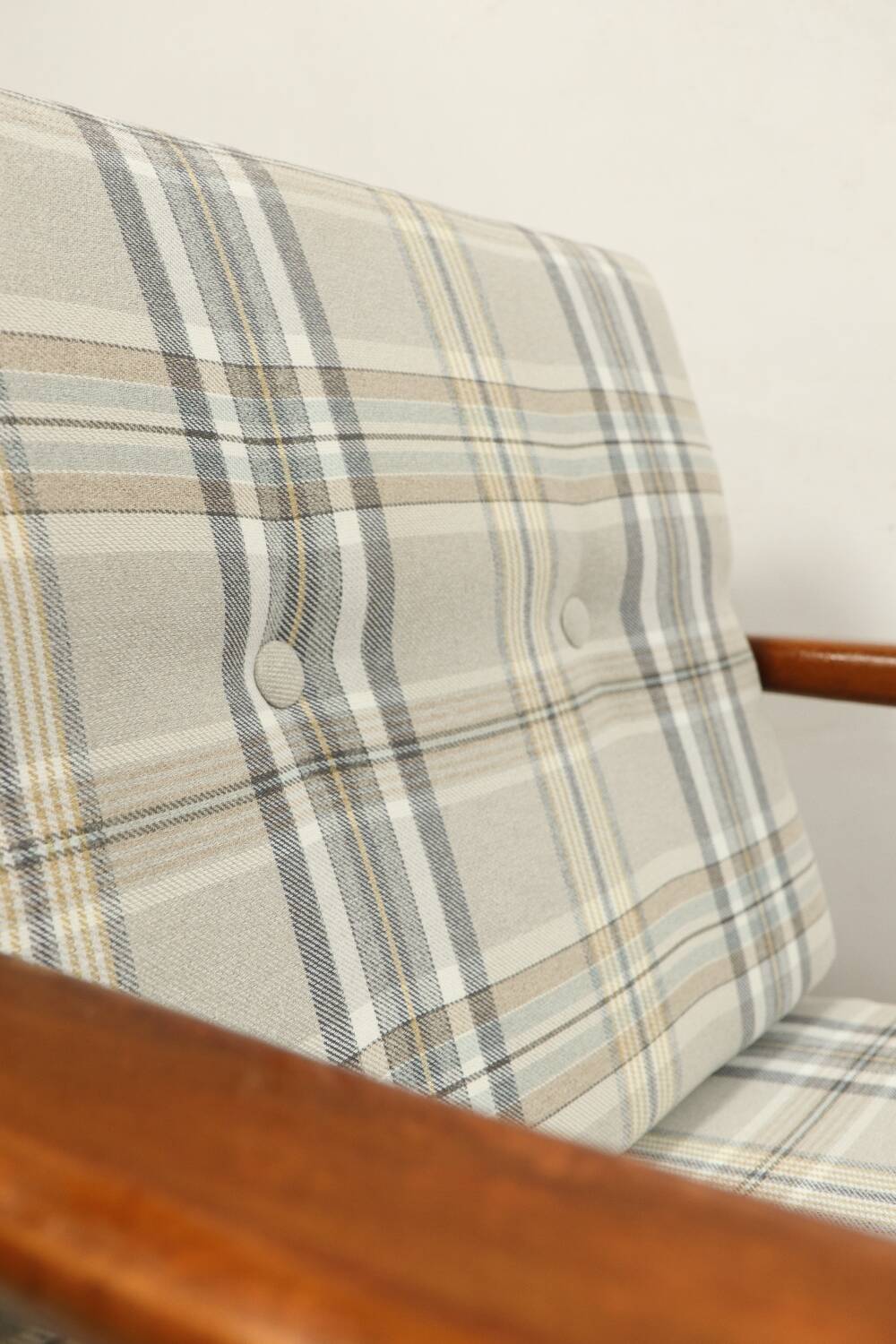 Fauteuil vintage, coussins à carreaux neufs, état d'origine du bois des années 1970