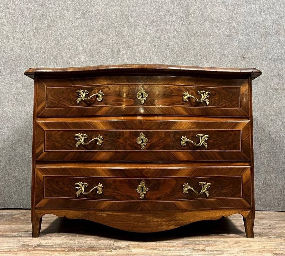 Commode galbée époque Louis XV en marqueterie de bois précieux vers 1750