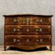 Commode galbée époque Louis XV en marqueterie de bois précieux vers 1750