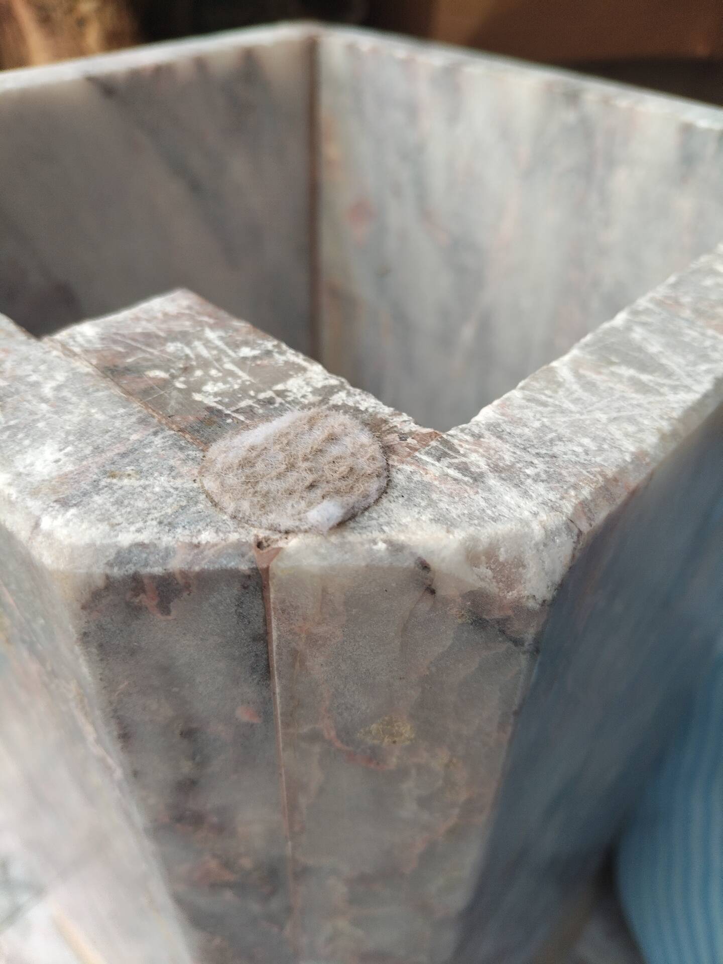 Sculptural coffee table in grey and pink marble – Vintage 1970s/1980s