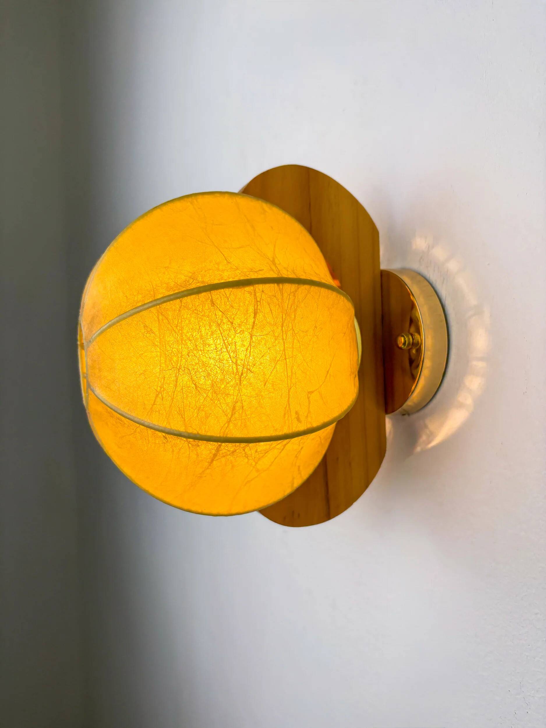 Italian "Cocoon" wall light, resin and pine wood, 1970