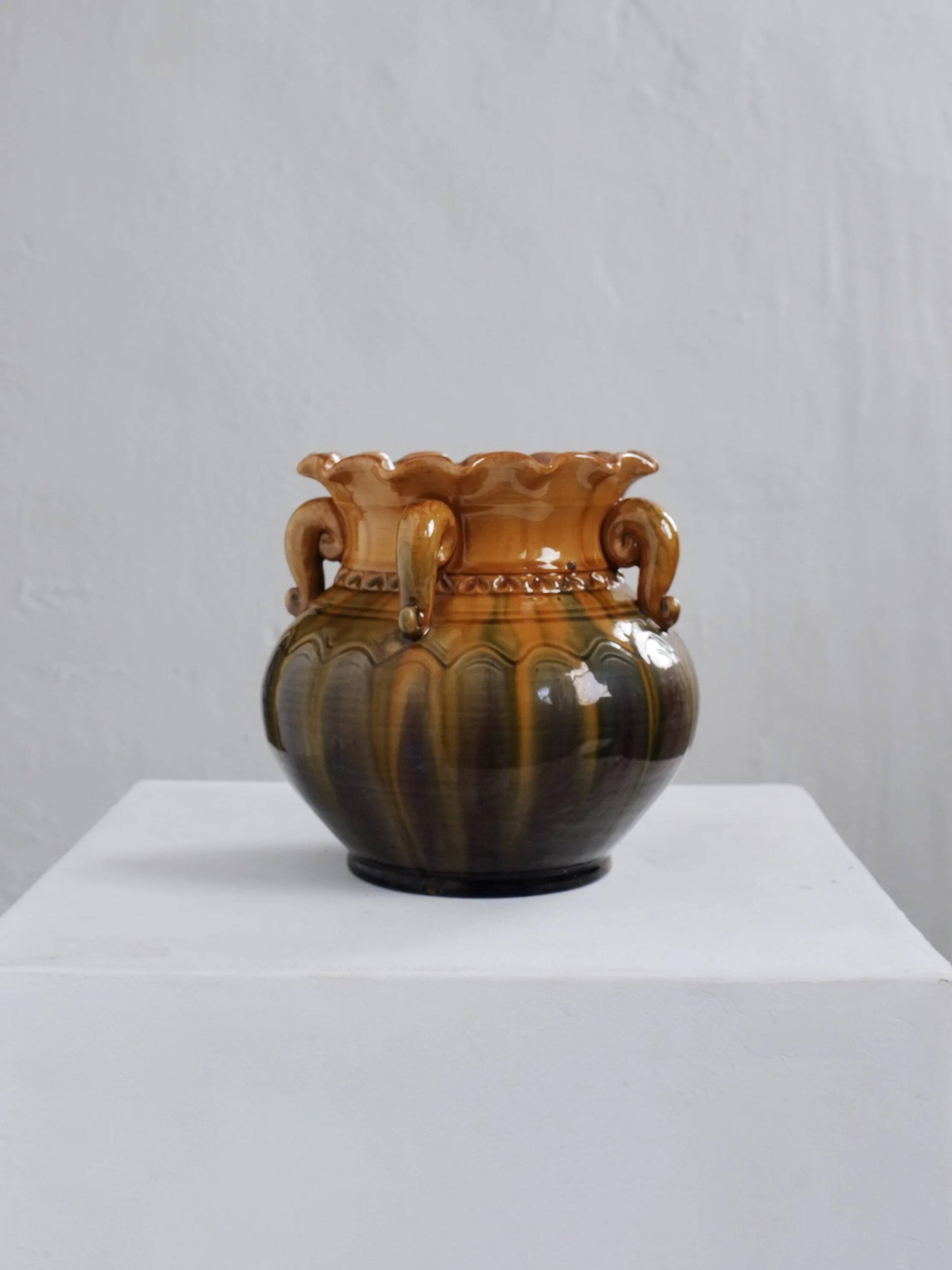 Vase en céramique festonné à anses recourbées | Lettonie | Années 1960