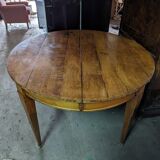 Round table in cherry wood