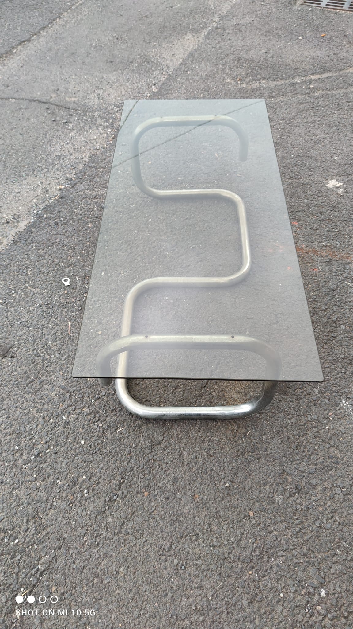 Table basse en acier chromé et verre fumé vers 1970