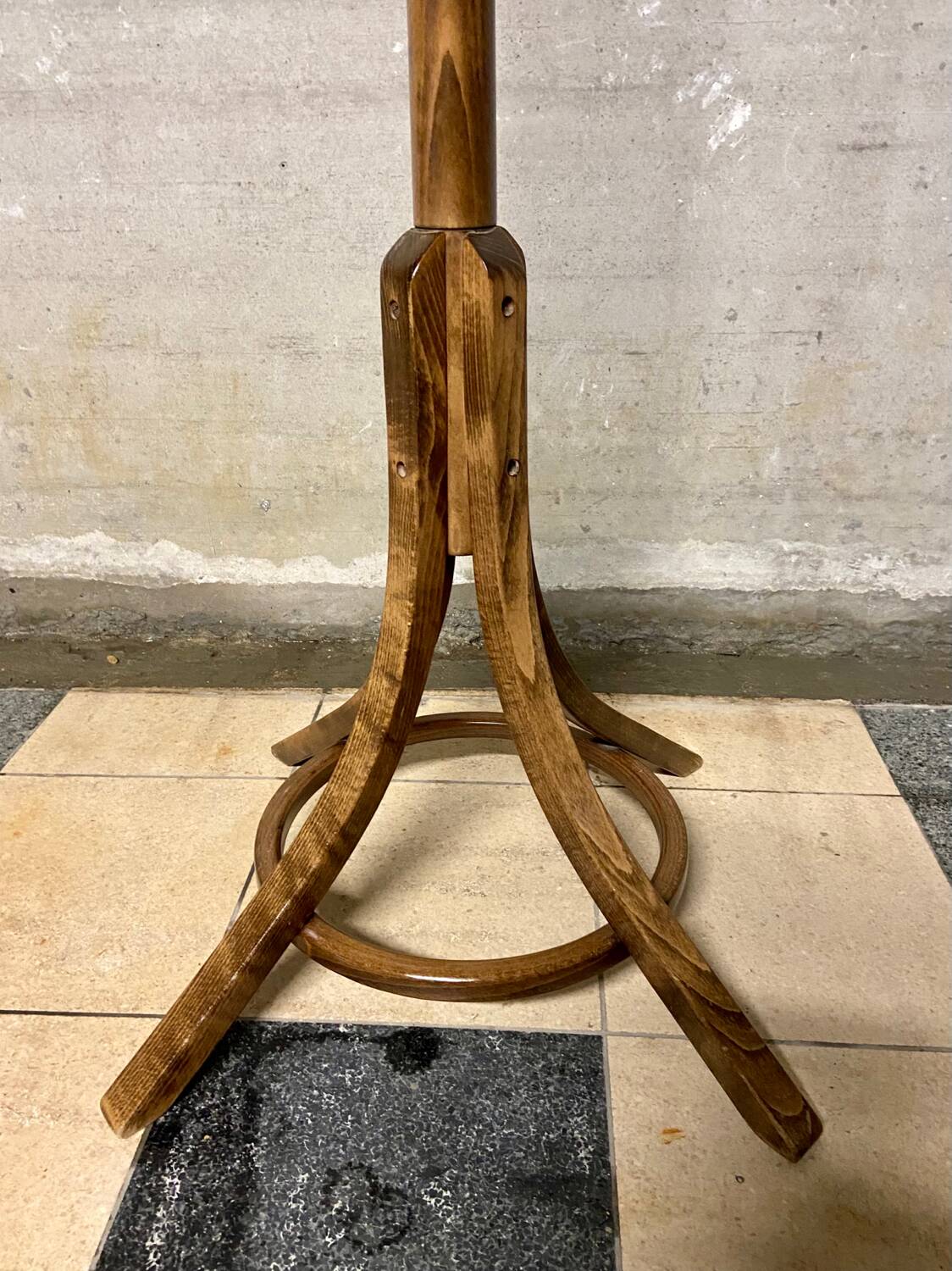 Baumann parrot coat rack