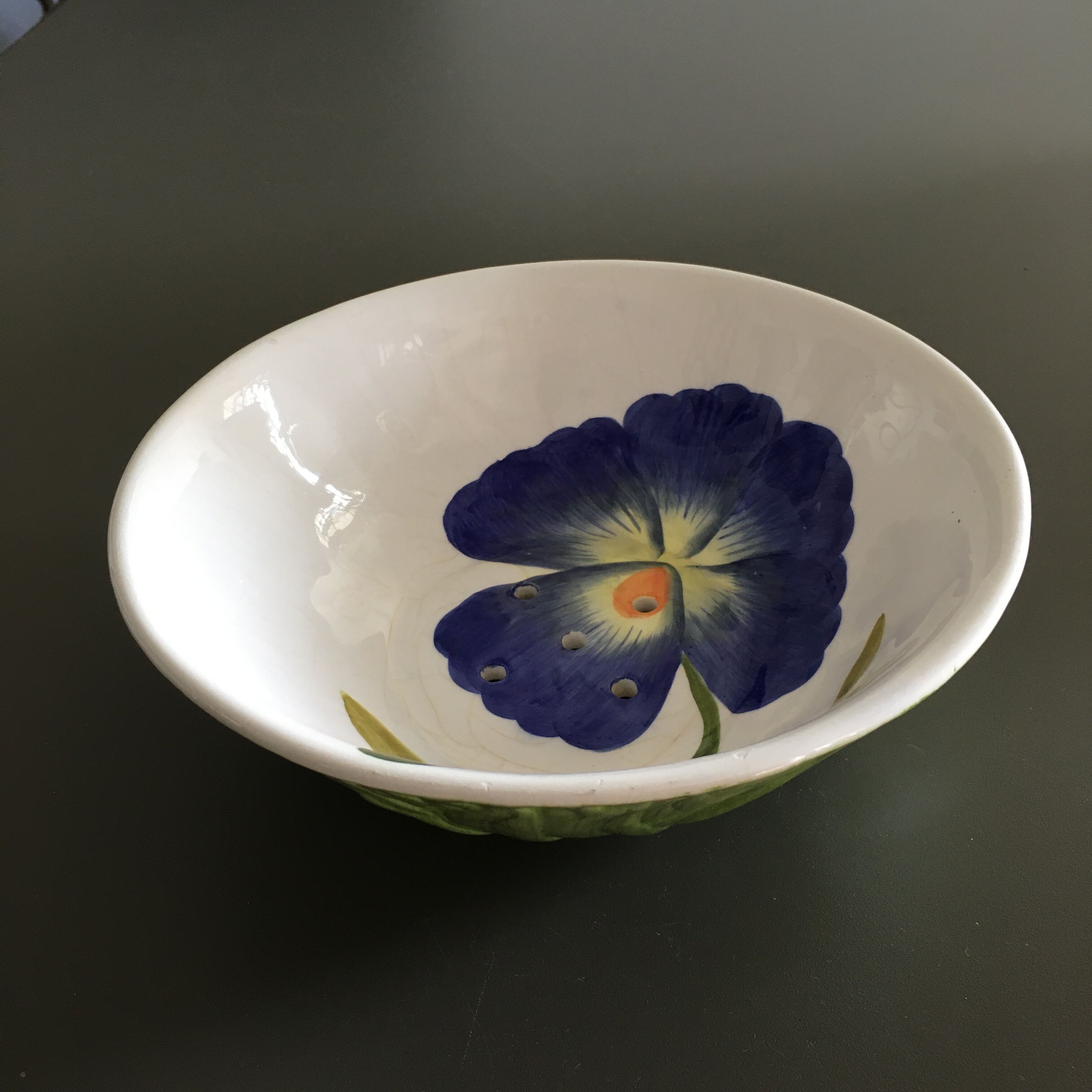 Iris-decorated salad bowl with drainer