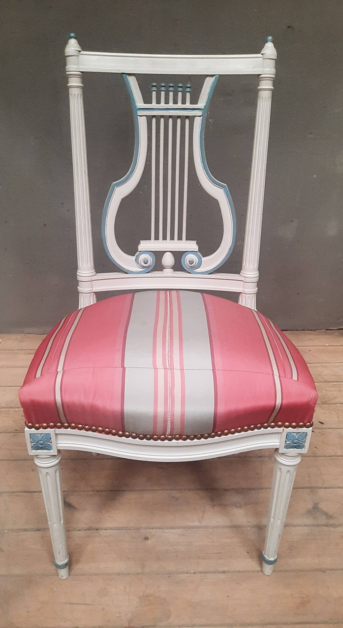 Chaise style Louis XVI laquée dossier lyre