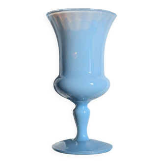 Vase en opaline bleue