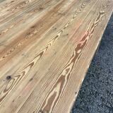 Old solid pine table – farmhouse spirit with a rustic style