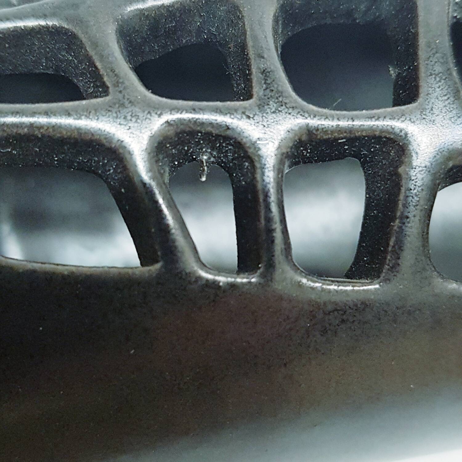 Vase à pied brutaliste du milieu du siècle