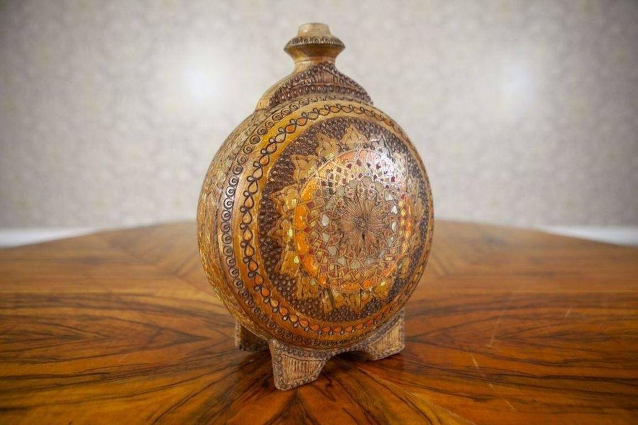 Bouteille d'eau en bois ornée du 20e siècle, années 1890