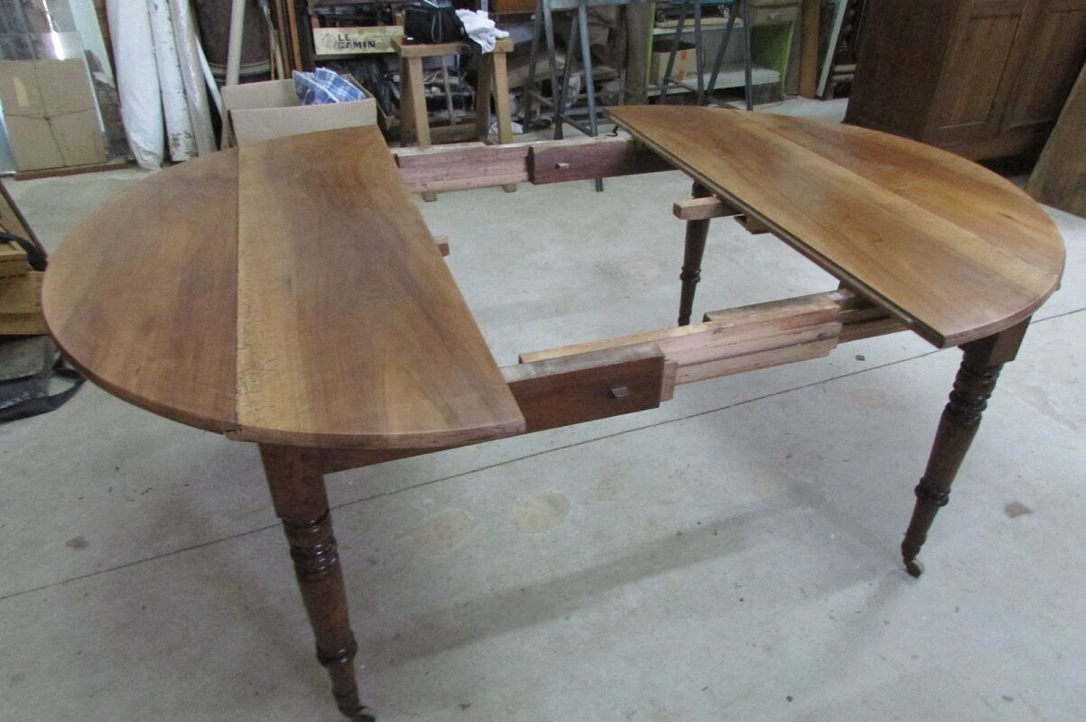 Round table 4 feet, opening with walnut shutters