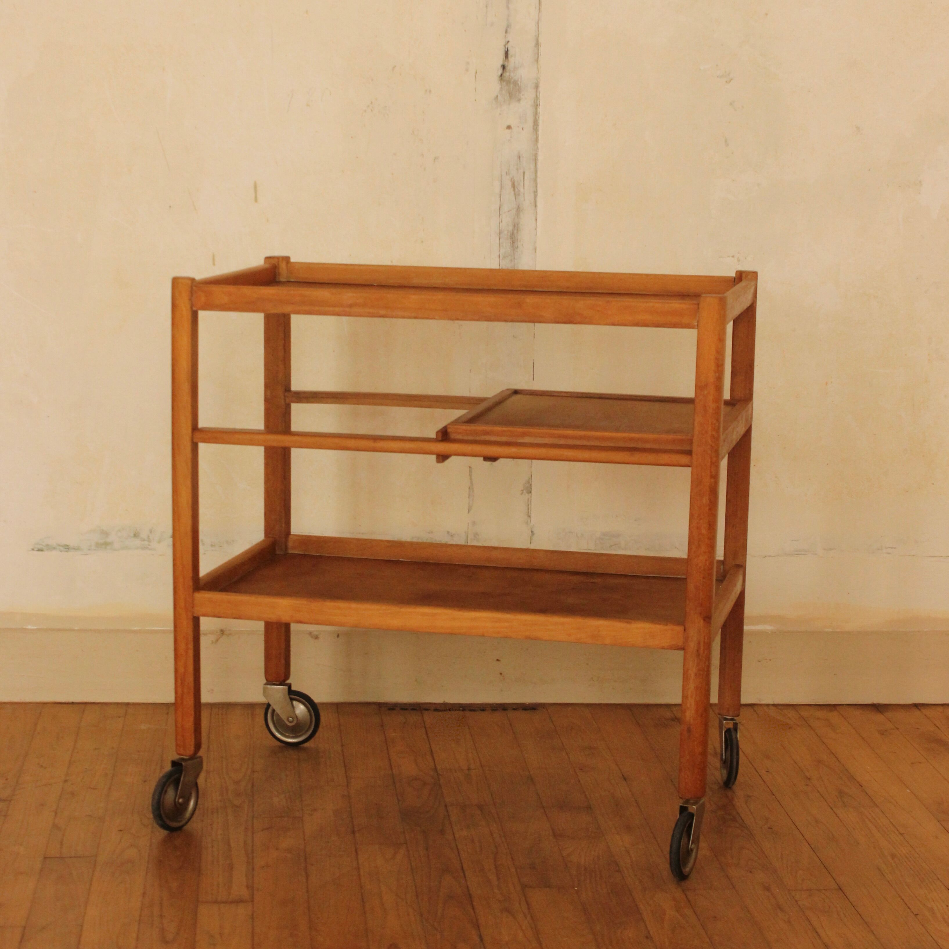 Rolling service table